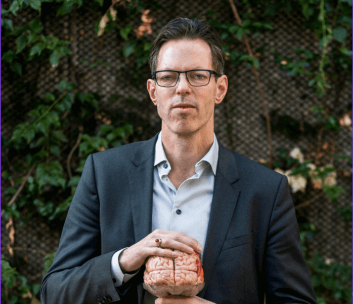 Harold-foto-met-brein-in-zijn-hand
